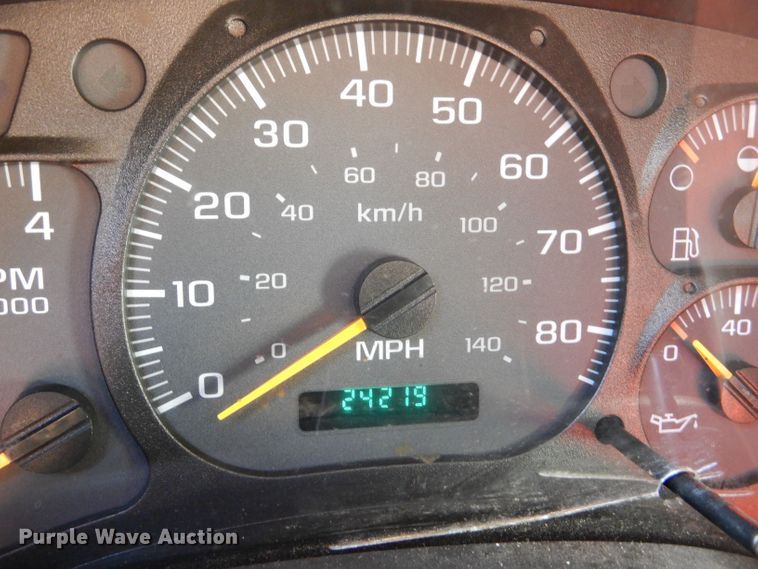 image for item LU9566 2005 Chevrolet C7500  oil distributor truck