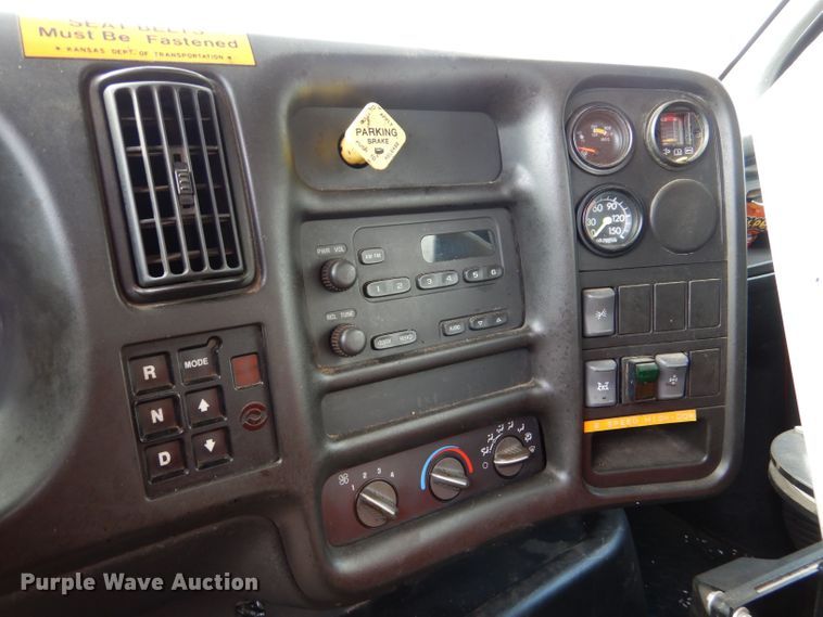 image for item LU9566 2005 Chevrolet C7500  oil distributor truck