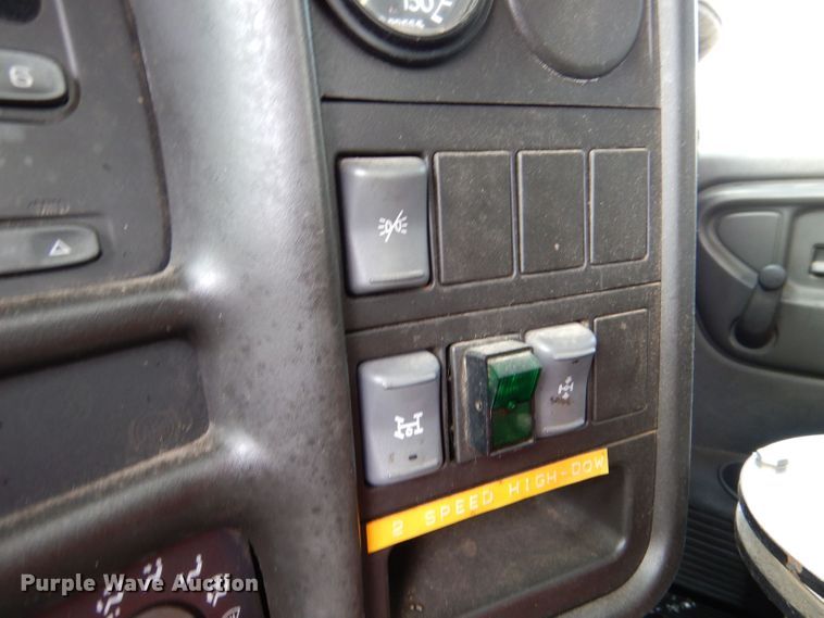 image for item LU9566 2005 Chevrolet C7500  oil distributor truck