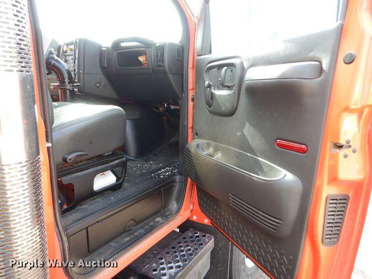 image for item LU9566 2005 Chevrolet C7500  oil distributor truck