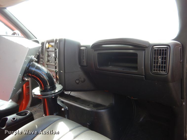 image for item LU9566 2005 Chevrolet C7500  oil distributor truck