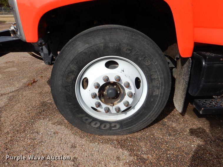 image for item LU9566 2005 Chevrolet C7500  oil distributor truck