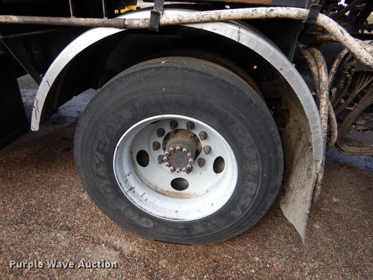 image for item LU9566 2005 Chevrolet C7500  oil distributor truck