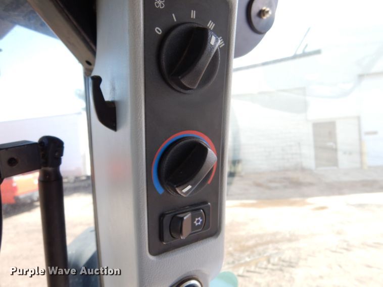 image for item LU9568 2009 New Holland T6020  tractor