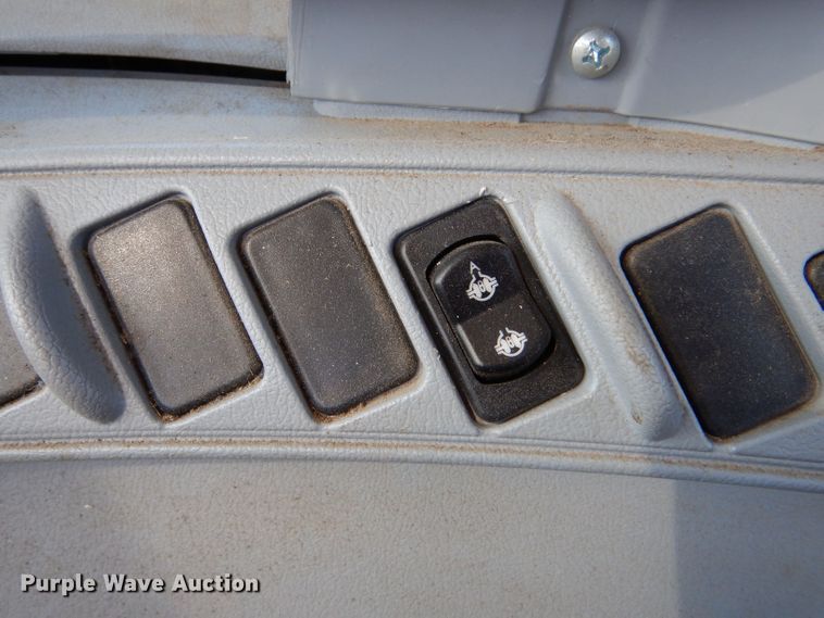 image for item LU9569 2009 New Holland T6020  tractor