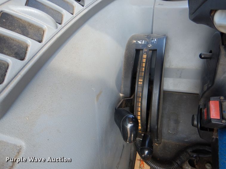 image for item LU9569 2009 New Holland T6020  tractor