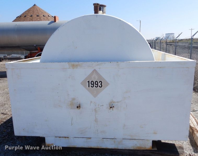 image for item LU9572 2016 Wemac 2000G  fuel tank