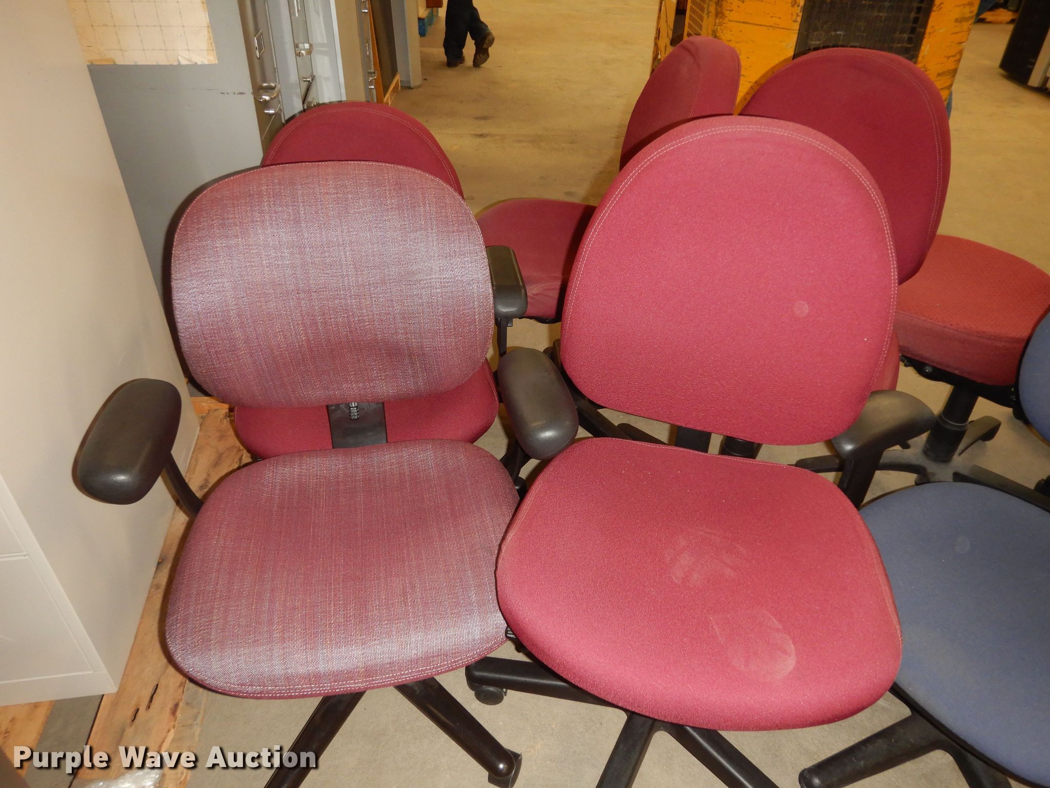 Furniture in Topeka, KS Item KF9344 sold Purple Wave