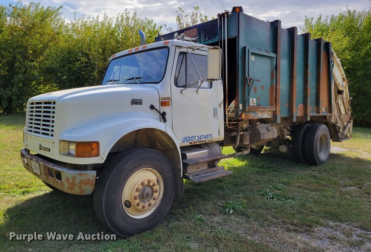 image for item DM8069 1995 International 4900  refuse truck