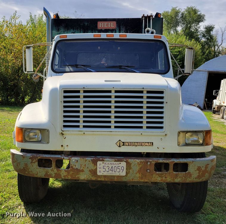 image for item DM8069 1995 International 4900  refuse truck