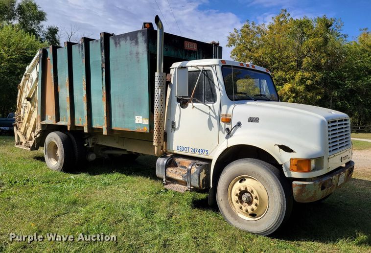 image for item DM8069 1995 International 4900  refuse truck