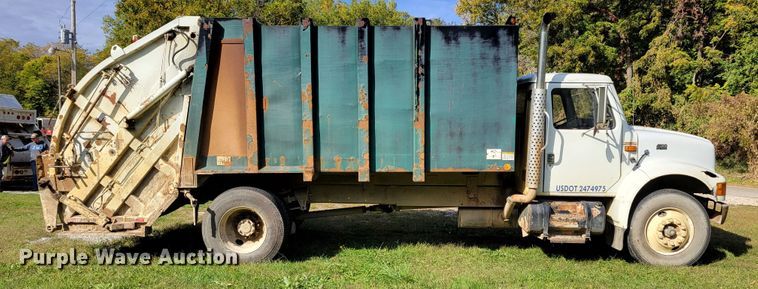 image for item DM8069 1995 International 4900  refuse truck