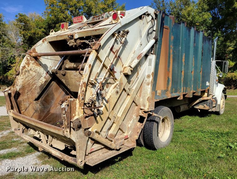 image for item DM8069 1995 International 4900  refuse truck