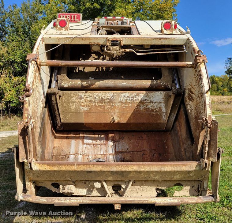 image for item DM8069 1995 International 4900  refuse truck