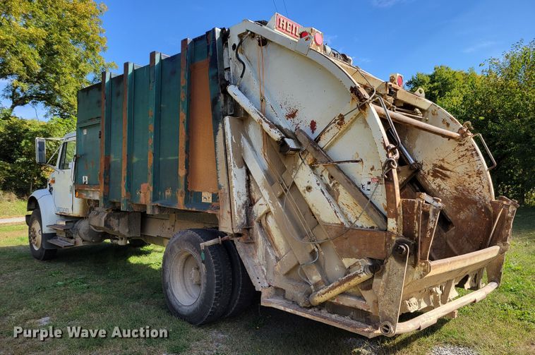 image for item DM8069 1995 International 4900  refuse truck