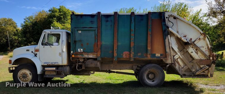 image for item DM8069 1995 International 4900  refuse truck