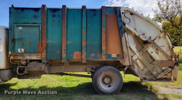 image for item DM8069 1995 International 4900  refuse truck
