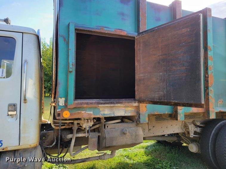 image for item DM8069 1995 International 4900  refuse truck