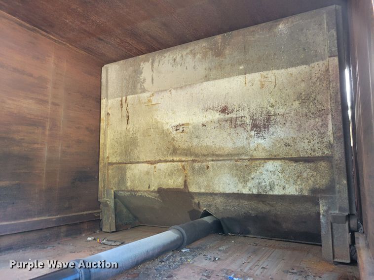 image for item DM8069 1995 International 4900  refuse truck