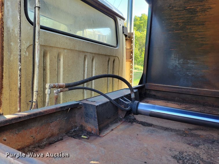 image for item DM8069 1995 International 4900  refuse truck