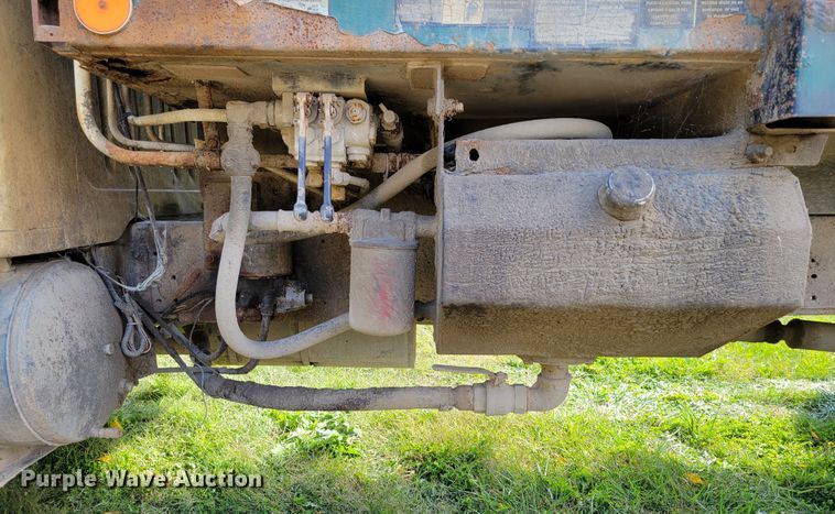 image for item DM8069 1995 International 4900  refuse truck