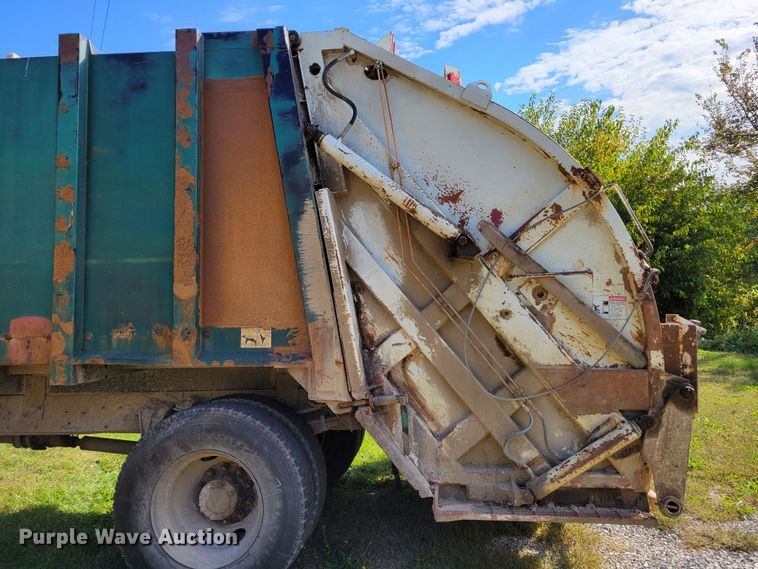 image for item DM8069 1995 International 4900  refuse truck