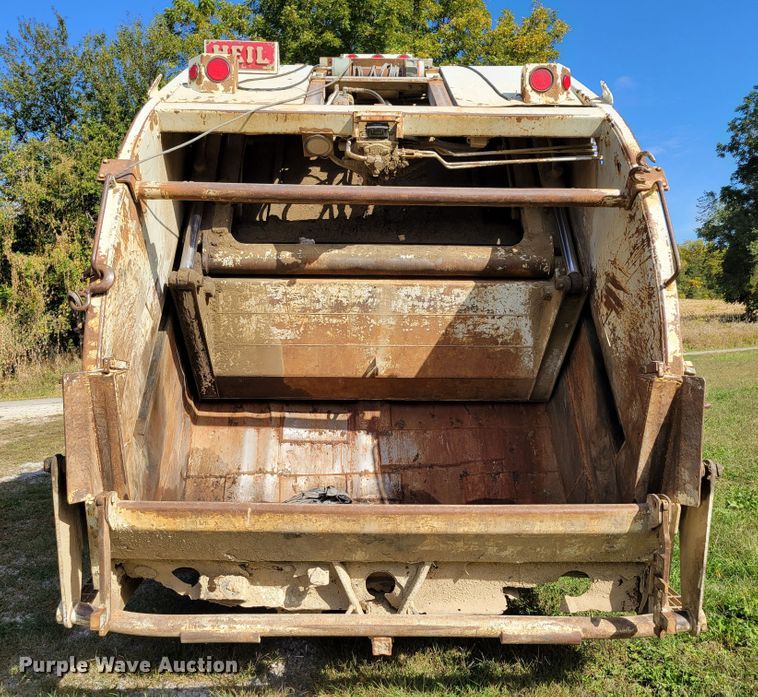 image for item DM8069 1995 International 4900  refuse truck