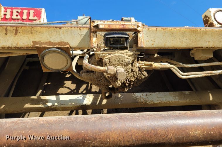 image for item DM8069 1995 International 4900  refuse truck