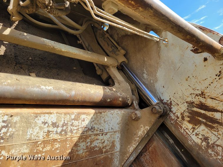 image for item DM8069 1995 International 4900  refuse truck