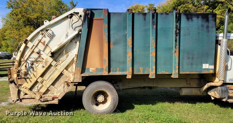 image for item DM8069 1995 International 4900  refuse truck