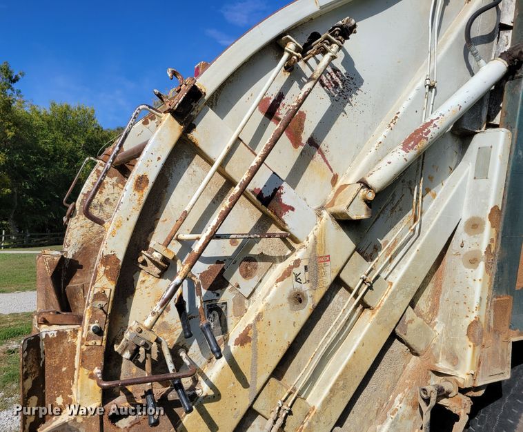 image for item DM8069 1995 International 4900  refuse truck