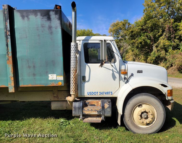 image for item DM8069 1995 International 4900  refuse truck