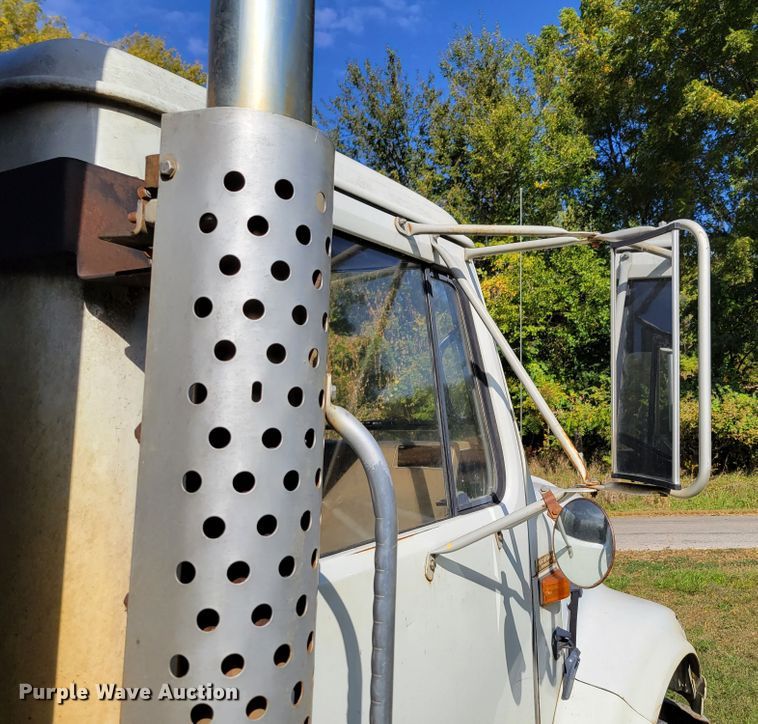 image for item DM8069 1995 International 4900  refuse truck