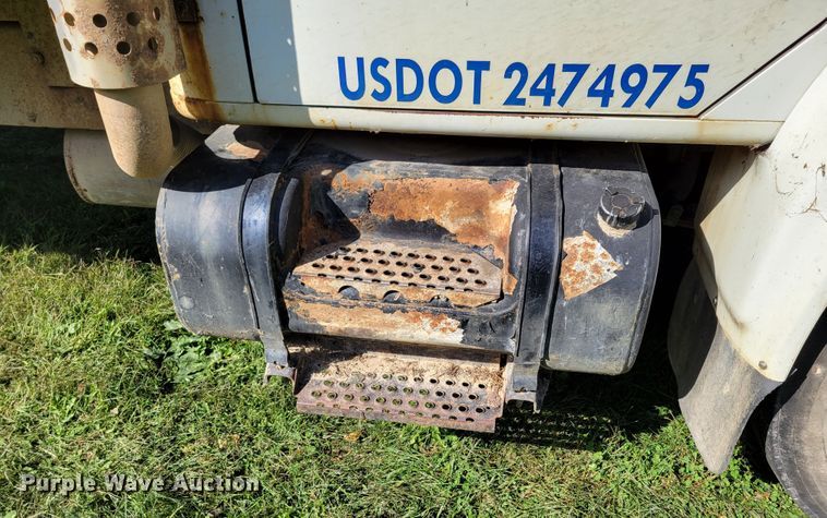 image for item DM8069 1995 International 4900  refuse truck