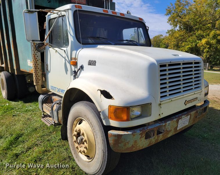image for item DM8069 1995 International 4900  refuse truck