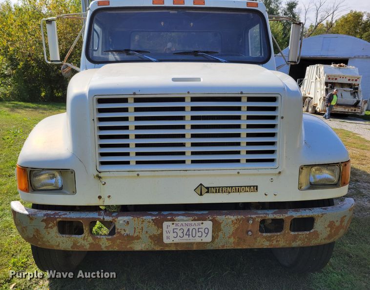 image for item DM8069 1995 International 4900  refuse truck
