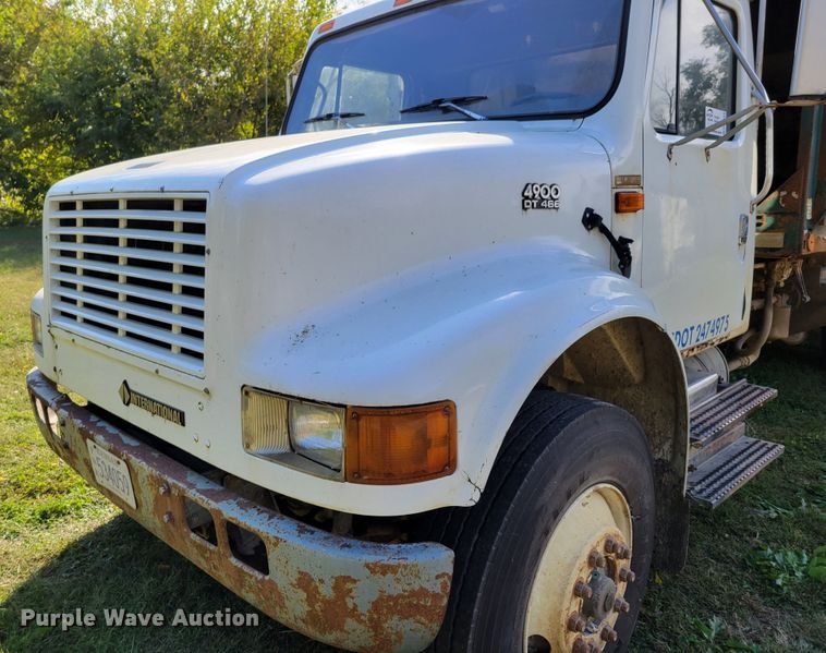 image for item DM8069 1995 International 4900  refuse truck