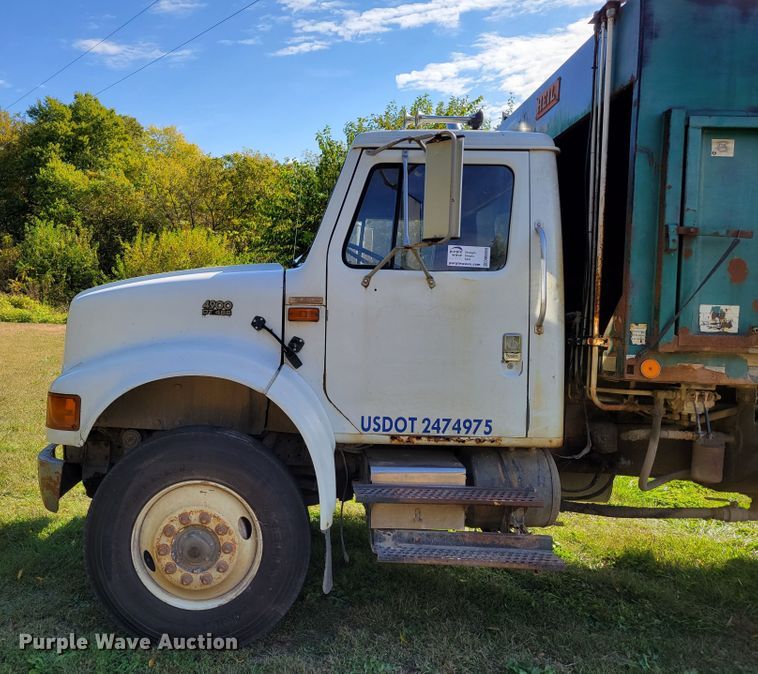 image for item DM8069 1995 International 4900  refuse truck