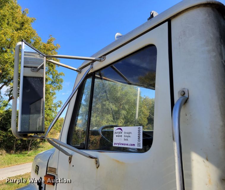 image for item DM8069 1995 International 4900  refuse truck