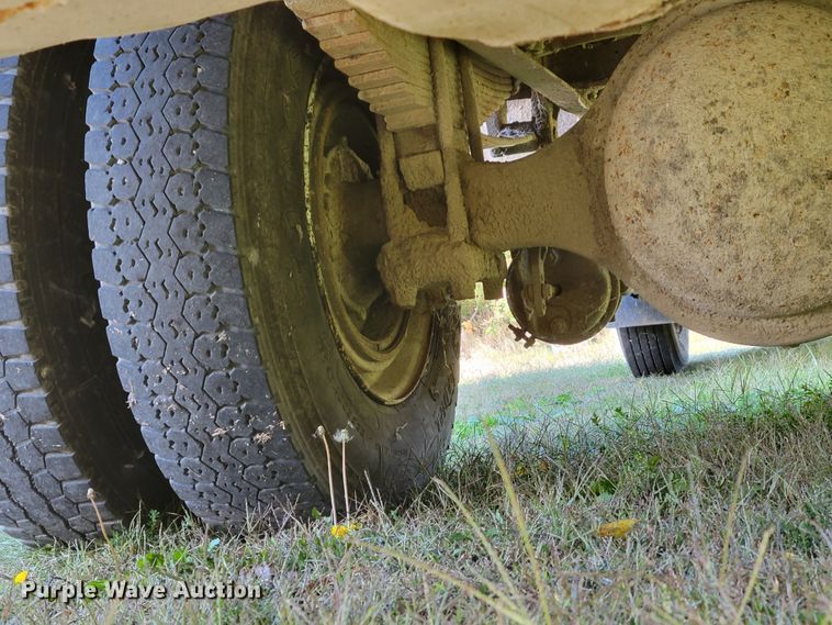 image for item DM8069 1995 International 4900  refuse truck