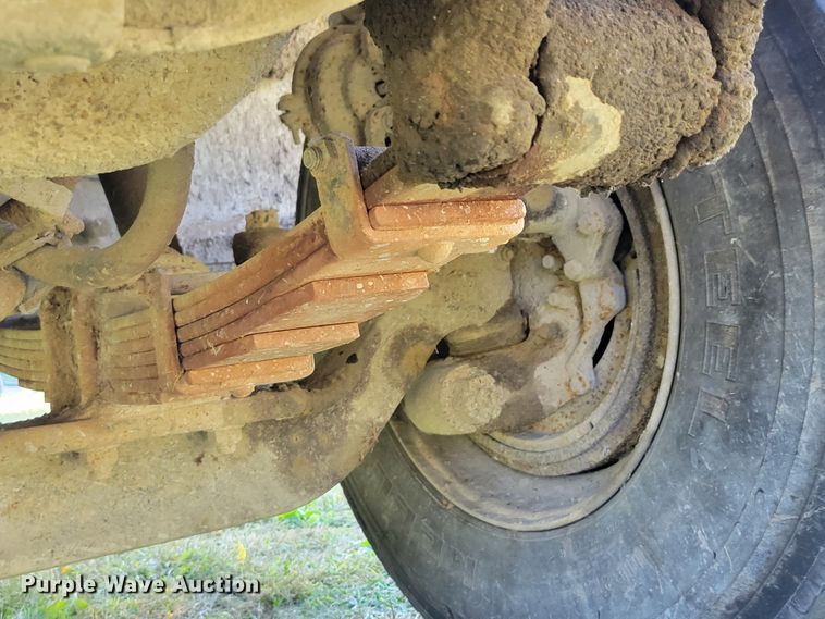 image for item DM8069 1995 International 4900  refuse truck