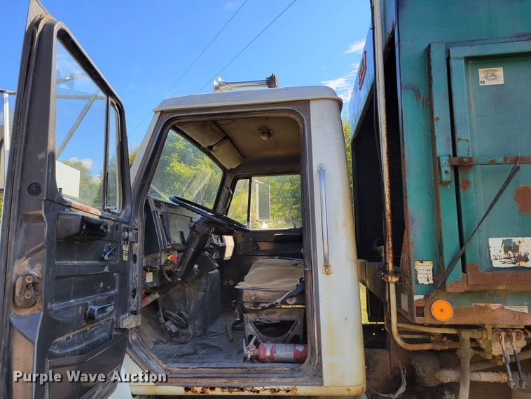image for item DM8069 1995 International 4900  refuse truck