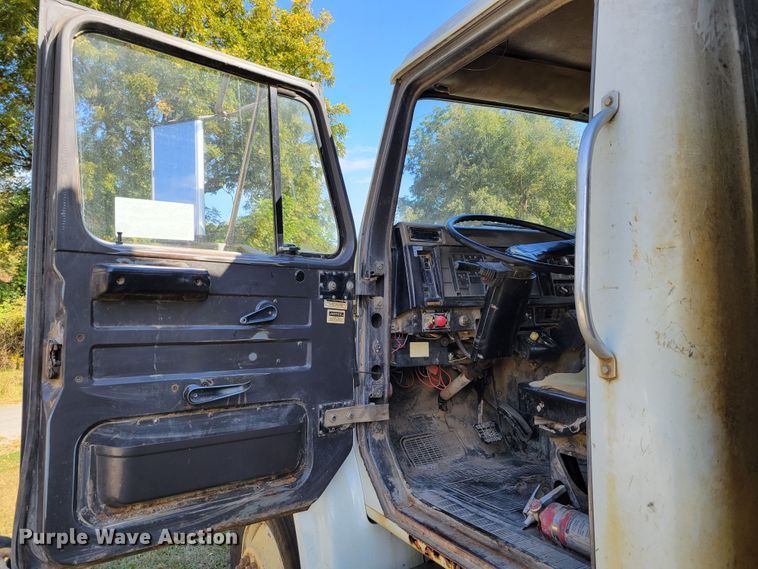 image for item DM8069 1995 International 4900  refuse truck