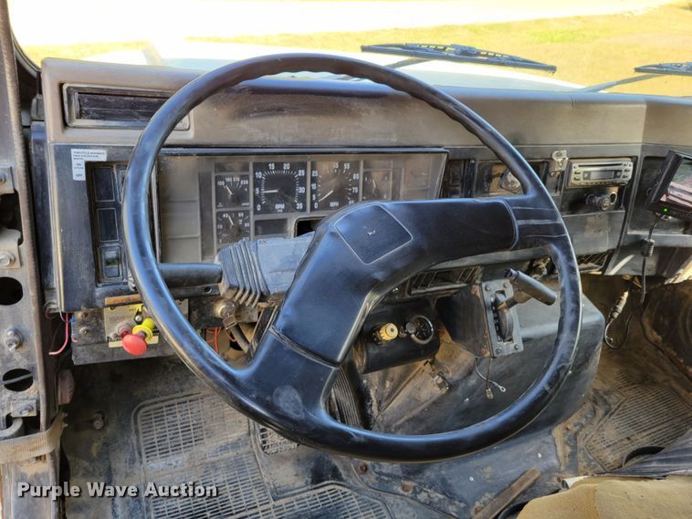 image for item DM8069 1995 International 4900  refuse truck