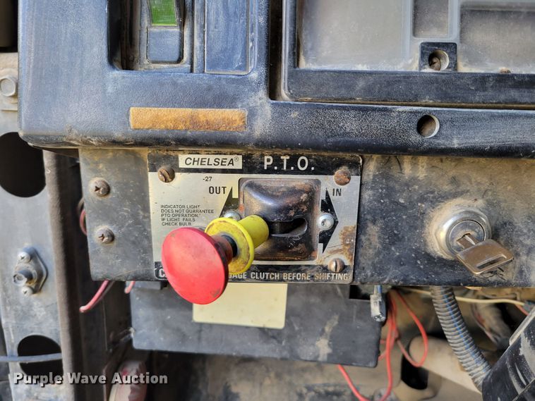 image for item DM8069 1995 International 4900  refuse truck