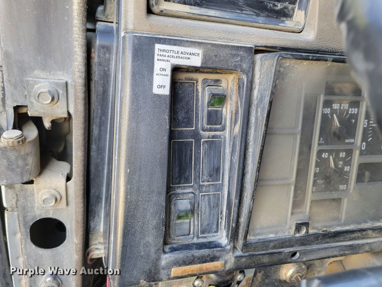 image for item DM8069 1995 International 4900  refuse truck