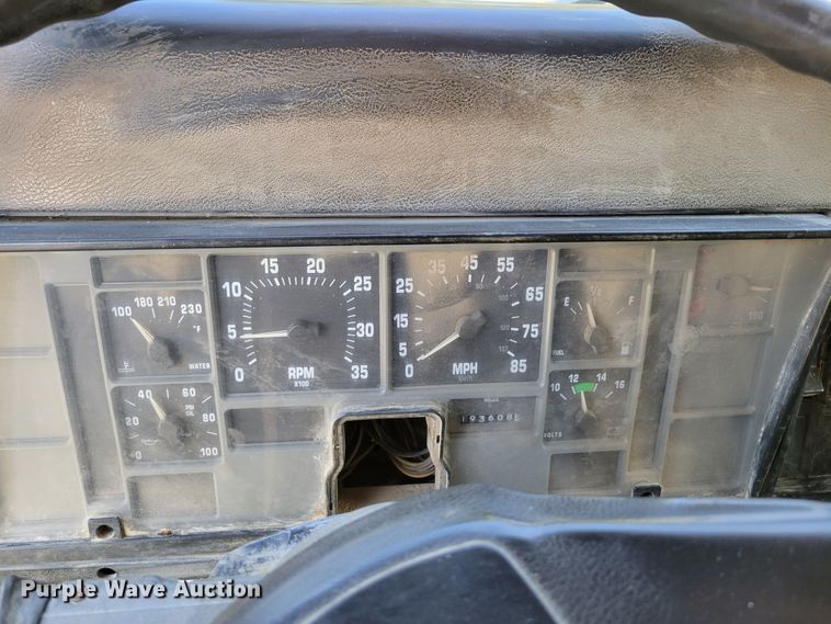 image for item DM8069 1995 International 4900  refuse truck