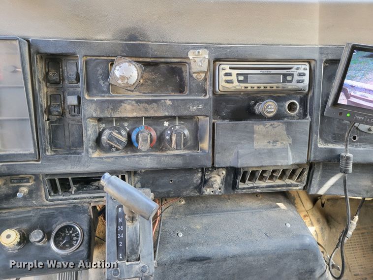 image for item DM8069 1995 International 4900  refuse truck