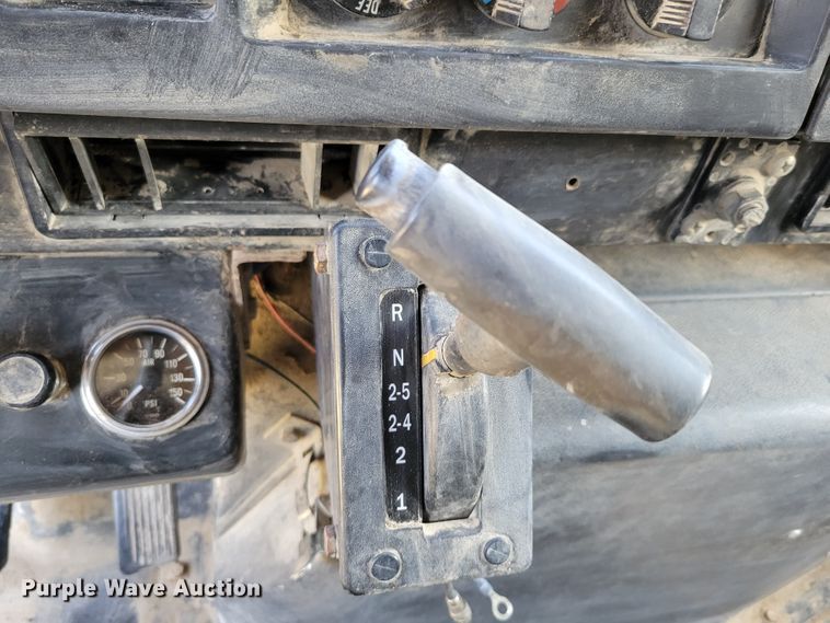 image for item DM8069 1995 International 4900  refuse truck