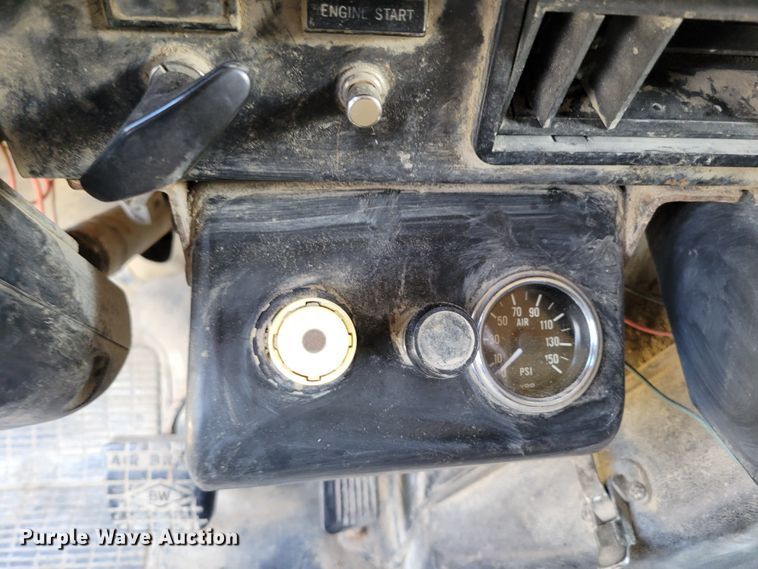 image for item DM8069 1995 International 4900  refuse truck